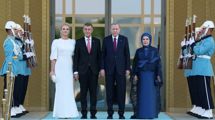 Andrej Babiš s manželkou Monikou, tureckým prezidentem a jeho chotí.