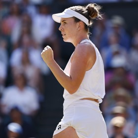 Linda Nosková slaví svůj wimbledonský titul.