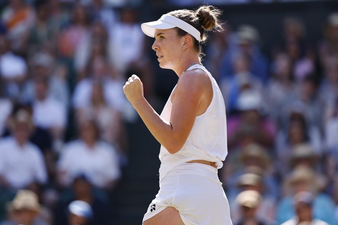 Linda Nosková slaví svůj wimbledonský titul.