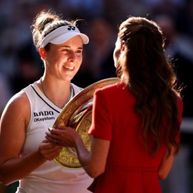 Princezna Kate předala Lindě Noskové trofej.