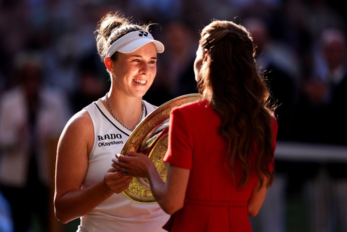 Princezna Kate předala Lindě Noskové trofej.