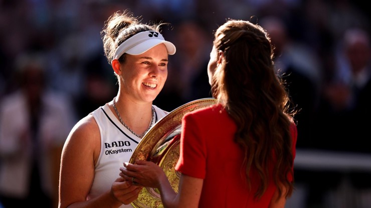Princezna Kate předala Lindě Noskové trofej.
