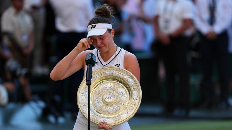 Linda Nosková s wimbledonským titulem.