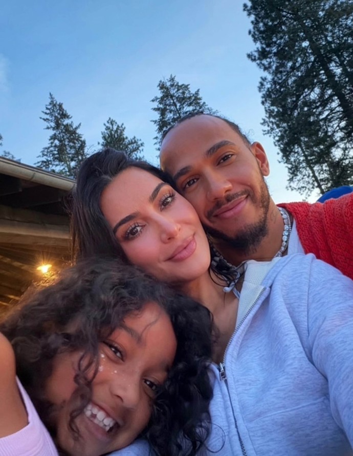 Lewis Hamilton už lásku ke Kim Kardashian neskrývá.
