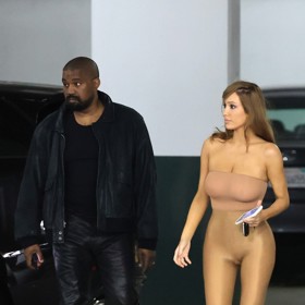 Bianca Censori opět ukázala křivky v obtáhnutém outfitu.