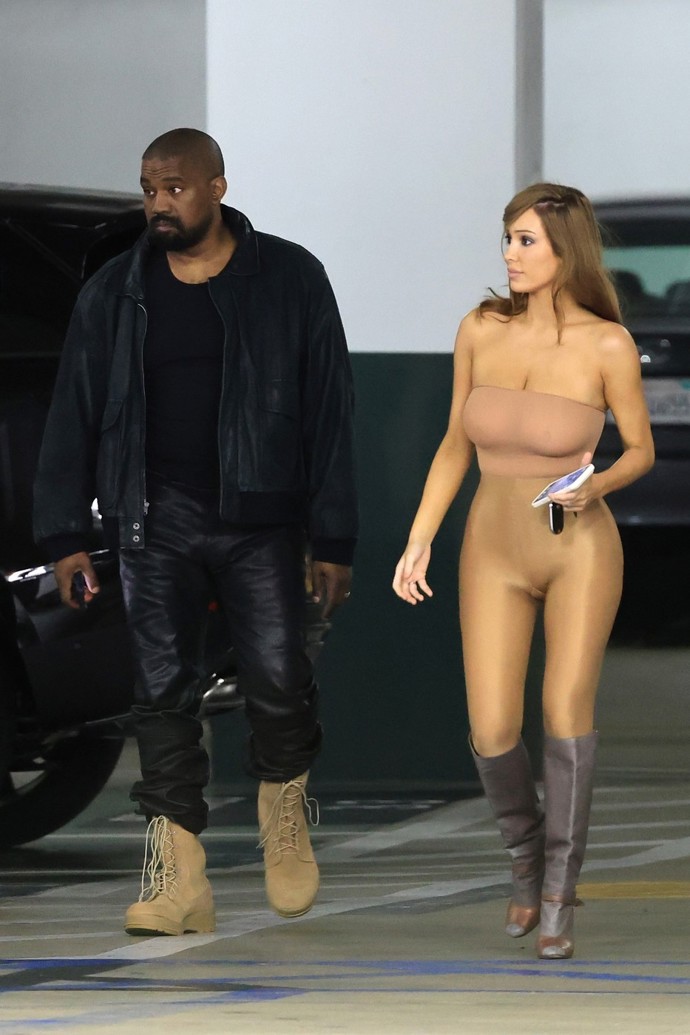 Bianca Censori opět ukázala křivky v obtáhnutém outfitu.