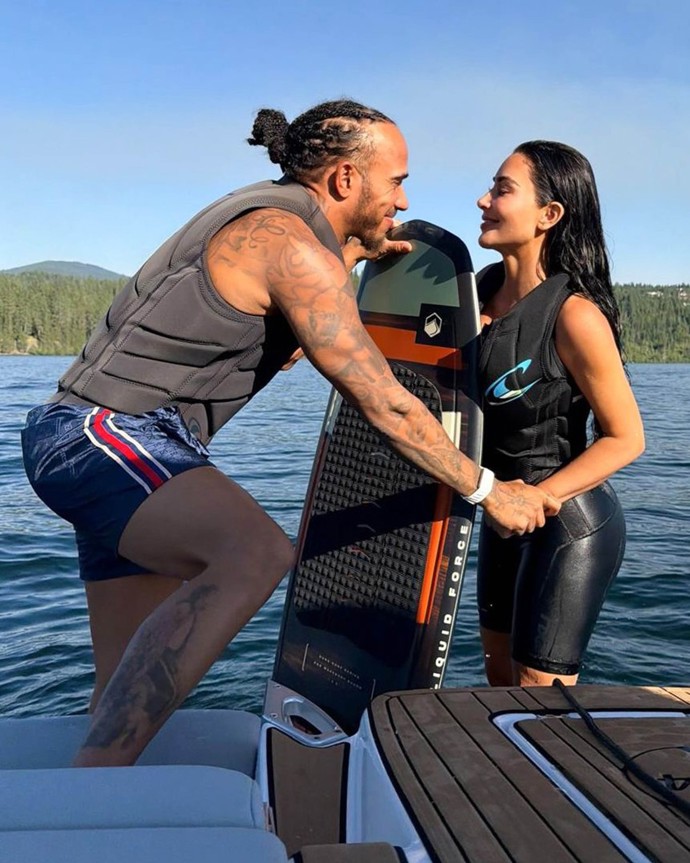 Lewis Hamilton už lásku ke Kim Kardashian neskrývá.