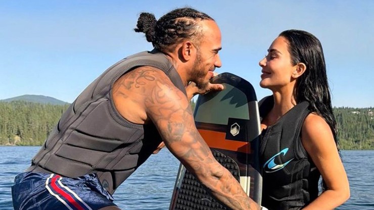 Lewis Hamilton už lásku ke Kim Kardashian neskrývá.