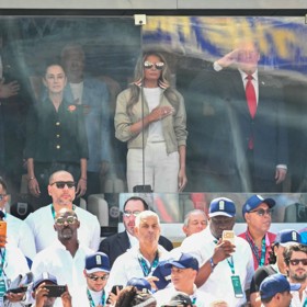 Donald Trump sledoval drama na hřišti ze své VIP lóže po boku manželky Melanie, mexické prezidentky i šéfa FIFA Gianniho Infantina.