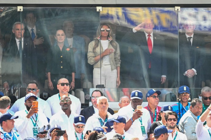 Donald Trump sledoval drama na hřišti ze své VIP lóže po boku manželky Melanie, mexické prezidentky i šéfa FIFA Gianniho Infantina.
