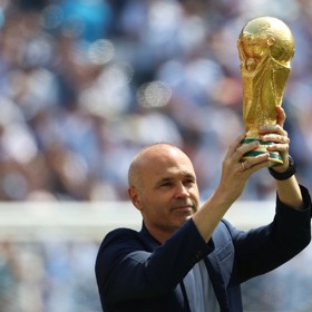 Španělská legenda Andrés Iniesta přinesl pozlacenou trofej na trávník před výkopem a sklízel obří ovace vestoje.