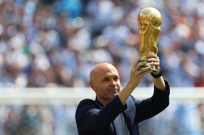 Španělská legenda Andrés Iniesta přinesl pozlacenou trofej na trávník před výkopem a sklízel obří ovace vestoje.
