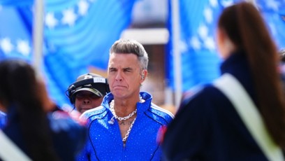 FOTO: Zpěvák Robbie Williams byl v zářivě modré soupravě.