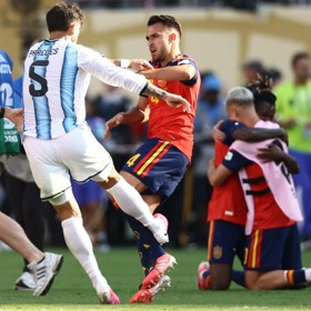 Frustrovaný Argentinec po finálovém hvizdu zcela ztratil zábrany.