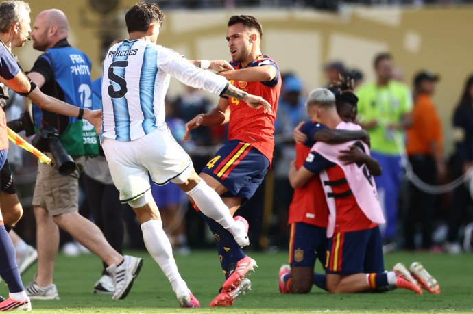 Frustrovaný Argentinec po finálovém hvizdu zcela ztratil zábrany.