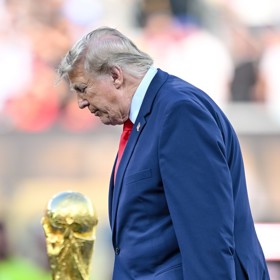 Donald Trump s pohárem pro mistry světa.