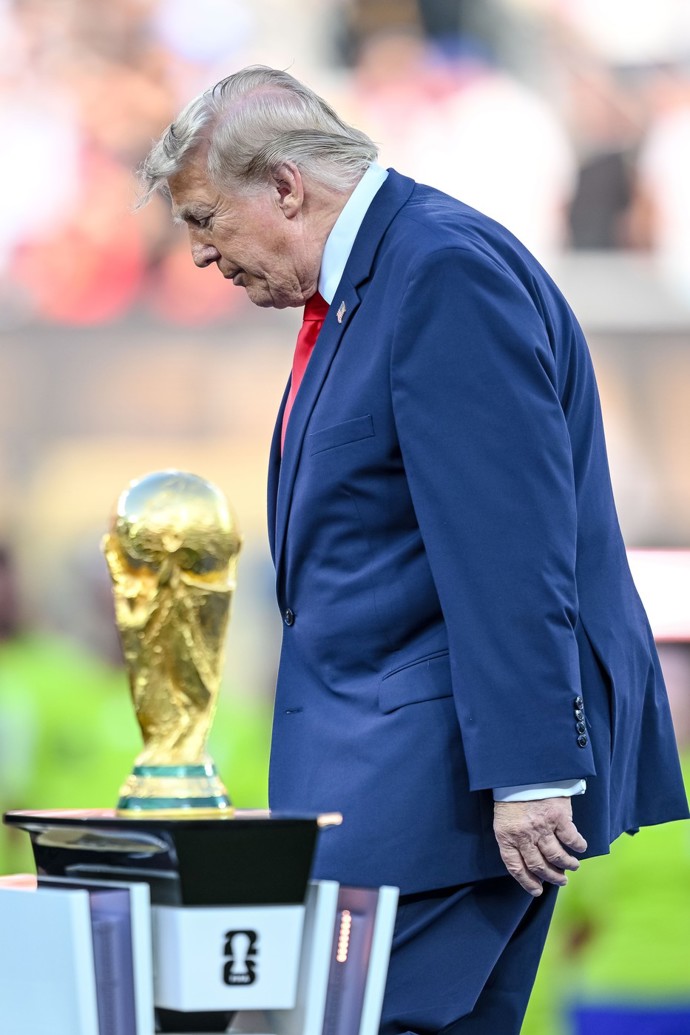 Donald Trump s pohárem pro mistry světa.