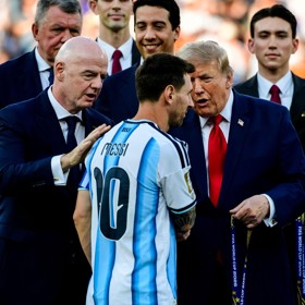 Donald Trump si třese rukou s Messim.