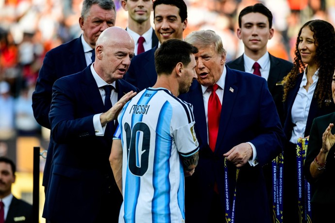 Donald Trump si třese rukou s Messim.