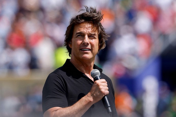 Tom Cruise vzal do ruky mikrofon a před zápasem dostal stadion do varu.
