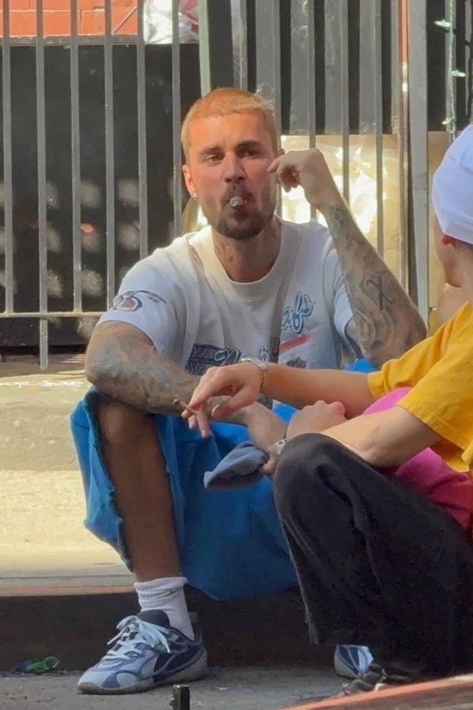 Justin Bieber si zapálil doutník. 