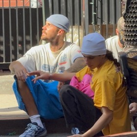 Justin Bieber skončil na chodníku.