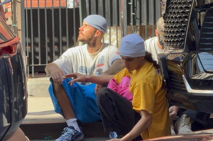 Justin Bieber skončil na chodníku. 