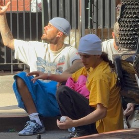 Justin Bieber se posadil vedle svého kamaráda.