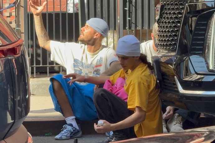 Justin Bieber se posadil vedle svého kamaráda.