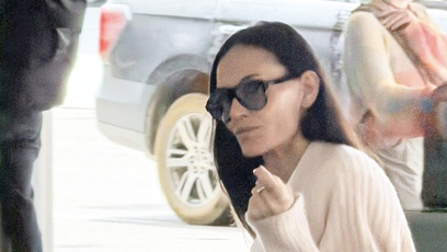FOTO: Demi Moore na letišti v Los Angeles šokovala svou vyzáblou postavou.