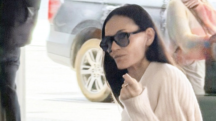Demi Moore na letišti v Los Angeles šokovala svou vyzáblou postavou. 