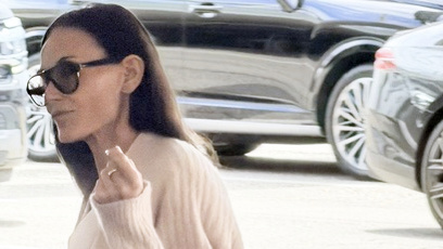 FOTO: Paparazzi zachytili hollywoodskou hvězdu při příjezdu na terminál LAX, kde okamžitě vzbudila obavy okolí.