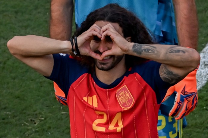 Marc Cucurella poslal fanouškům srdce.
