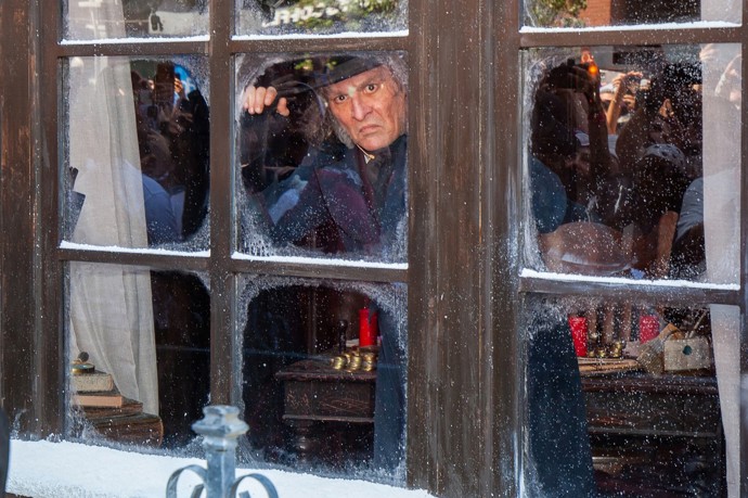 Johnny Depp vykukoval zpoza okna.