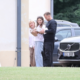 Sara Sandeva a Jakub Prachař ukázali prstýnky.