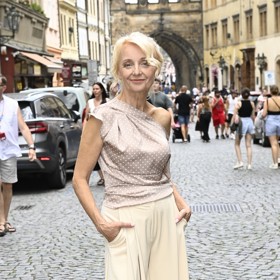 Veronika Žilková s Kordulou Stropnickou nafotily módní kolekci v centru Prahy.