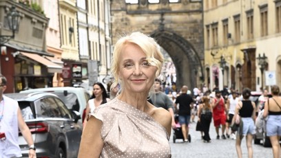 FOTO: Veronika Žilková s Kordulou Stropnickou nafotily módní kolekci v centru Prahy.