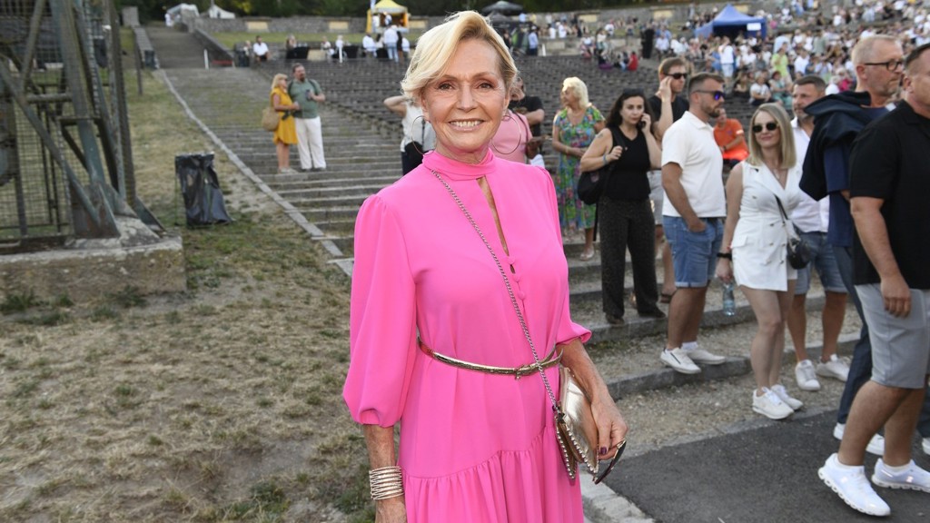 Božská Helena Vondráčková objevila ideální outfit na horké letní dny. Přinášíme tipy na obdobný model z konfekce