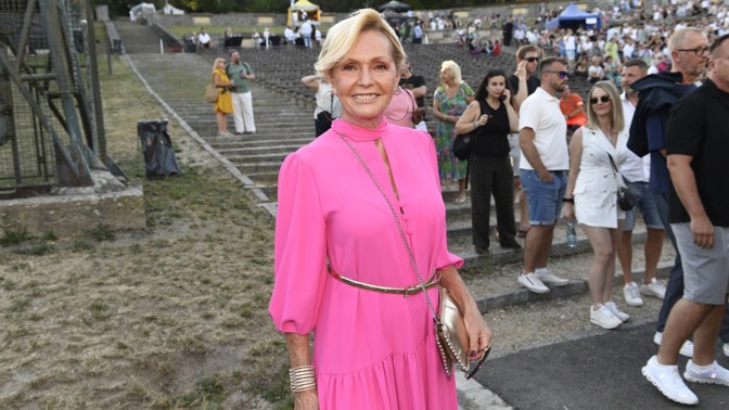 Božská Helena Vondráčková objevila ideální outfit na horké letní dny. Přinášíme tipy na obdobný model z konfekce