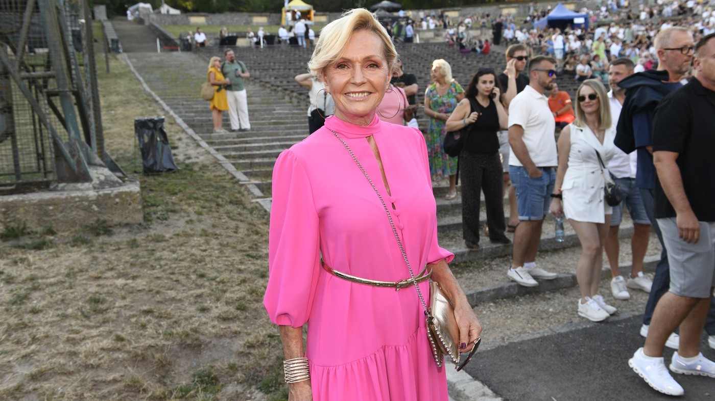 Božská Helena Vondráčková objevila ideální outfit na horké letní dny. Přinášíme tipy na obdobný model z konfekce