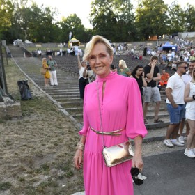 Hlena Vondráčková v úžasném fuchsiovém modelu se zlatými doplňky na koncerte Diany Ross