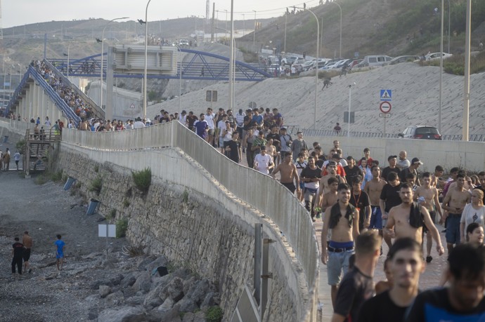 Imigranti v Ceutě.