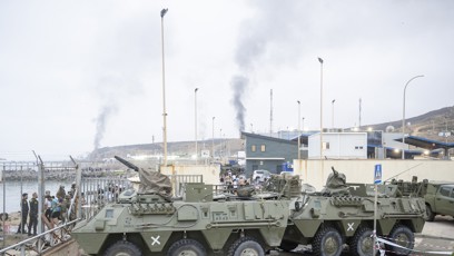 FOTO: Apokalypsa v Ceutě. Proti migrantům zasahuje armáda.