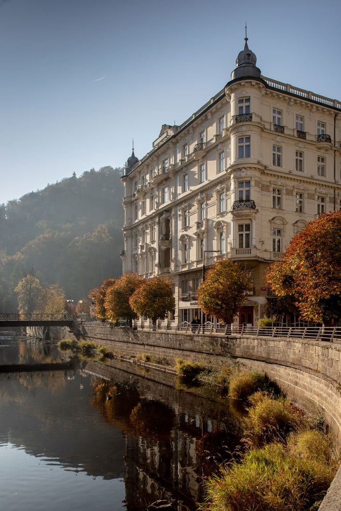 Grandhotel Pupp: Hotel, který dal Karlovým Varům tvář. Už více než tři století vítá krále, hvězdy i filmové legendy Grandhotel Pupp: Hotel, který dal Karlovým Varům tvář. Už více než tři století vítá krále, hvězdy i filmové legendy