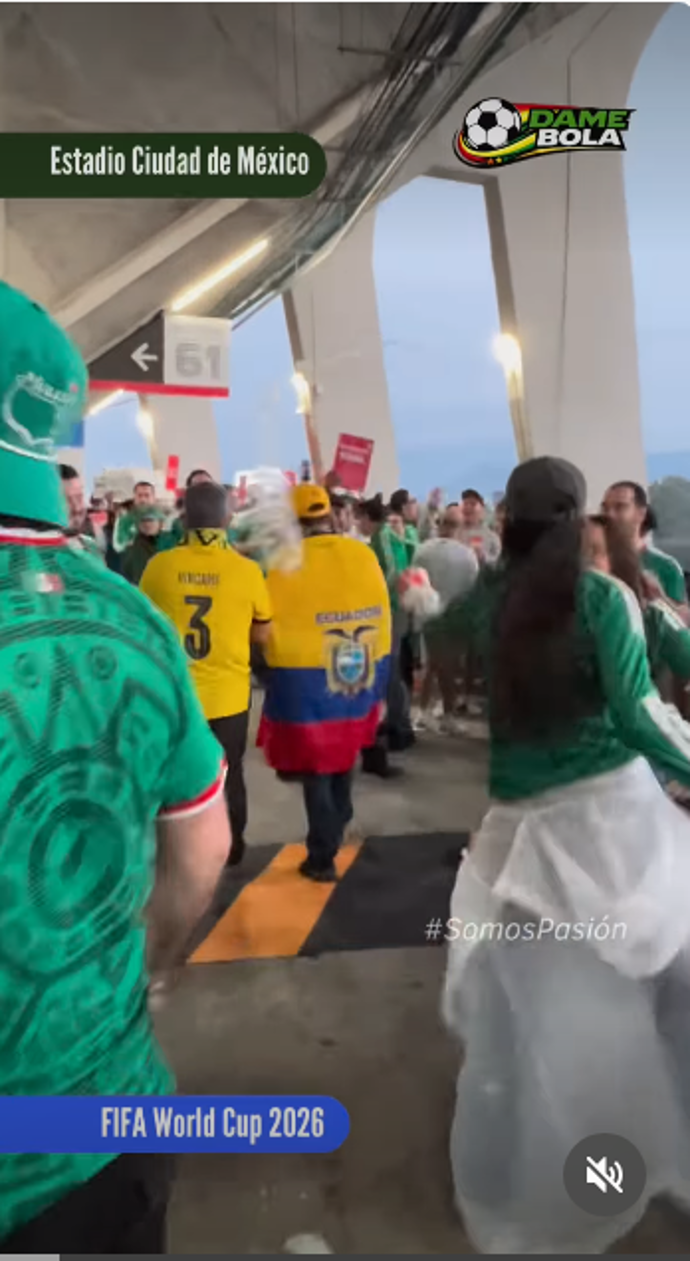 Mexická fanynka polila muže pivem.