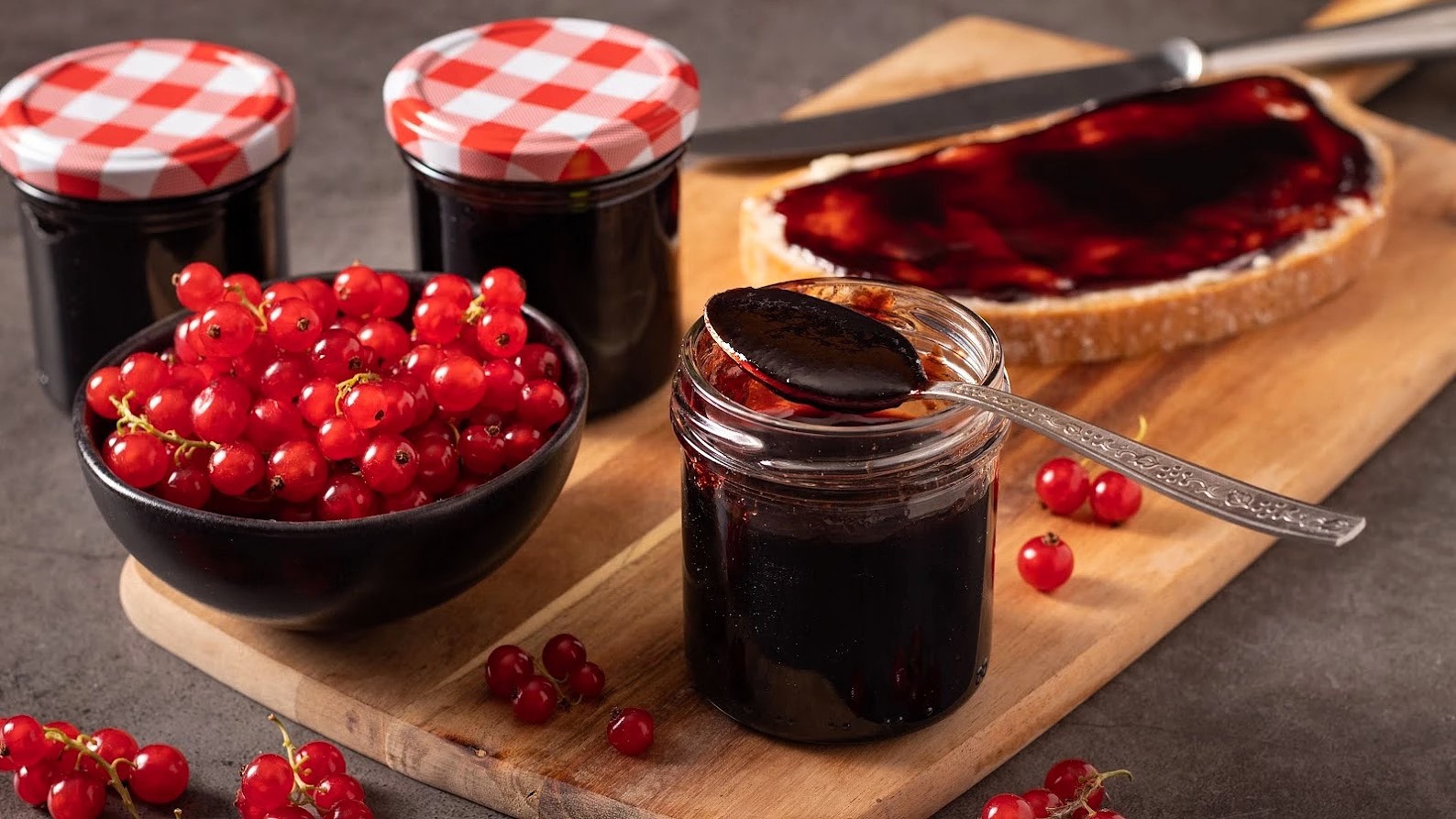 Rubínový poklad jako z babiččiny spíže: Snadný recept na skvělou marmeládu z červeného rybízu 