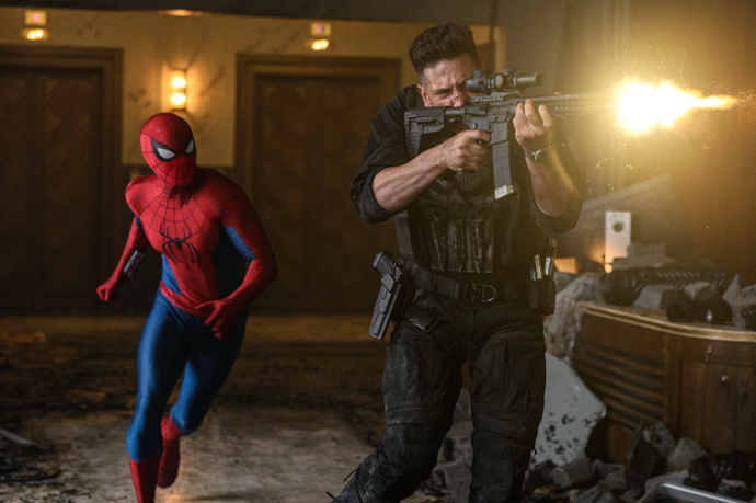 Tom Holland  a Jon Bernthal ve filmu Spider-Man: Zbrusu nový den.