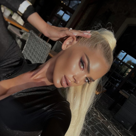 Tajemná blondýnka, která byla spatřena s Karlosem Vémolou, je česká influencerka Monika Naomi.