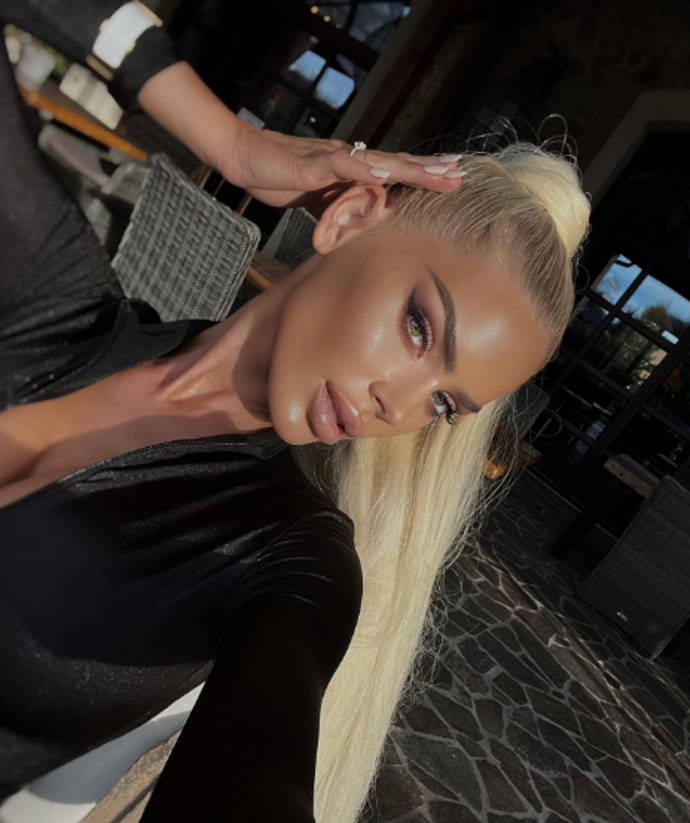 Tajemná blondýnka, která byla spatřena s Karlosem Vémolou, je česká influencerka Monika Naomi. 