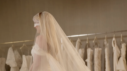 FOTO: Emma Roberts v krásných svatebních šatech.